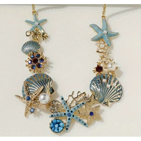 💙 Betsey Johnson Stunning Seashell statement necklace 💙 - Picture 2 of 5